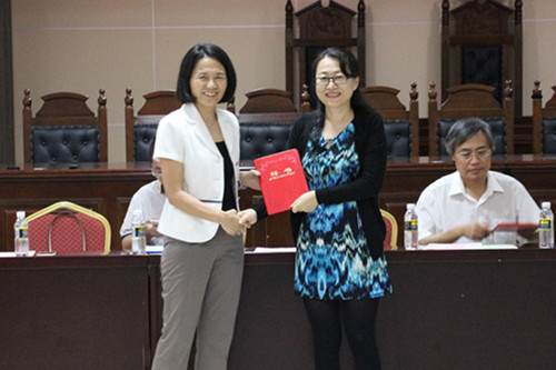 常务副院长叶英萍向各位导师颁发聘任证书