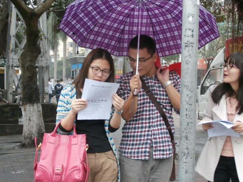 诊所成员向路人宣传法律知识